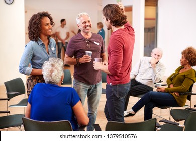 Groep mensen die socializen na een ontmoeting in het gemeenschapscentrum