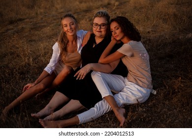 Group Pf Three Friends, Plus Size With Two Thin Girls Spend Happy Time Together In The Nature. Beautiful Overweight And Strong Women Have Fun, Enjoy The Moment Of Sunset .