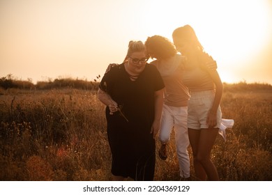 Group Pf Three Friends, Plus Sizewith Two Thin Girls Spend Happy Time Together In The Nature. Beautiful Overweight And Strong Women Have Fun, Enjoy The Momet Of Sunset .