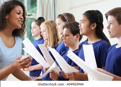 2,412 Children singing teacher Images, Stock Photos & Vectors ...