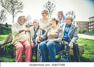 Group of senior people bonding outdoors - Mature group of friends spending time together