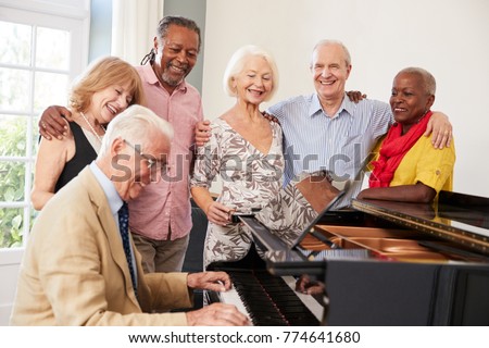 Group Of Seniors Standing By Piano And Singing Together Foto d'archivio © 
