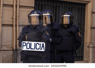 Un grupo de policías antidisturbios españoles de la Policía Nacional, durante los disturbios independentistas catalanes de 2019