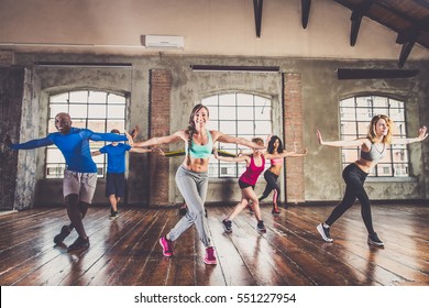 Group of sportive people training in a gym - Multi-ethnic group of athletes doing fitness