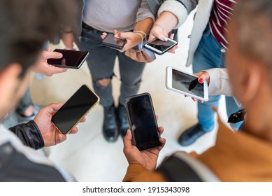 Studentengruppe, die Smartphone in Händen hält, viele Handys und Menschen, die nach sozialen Netzwerken und App suchen, Verhalten der Jahrtausendgeneration der sozialen Segregation