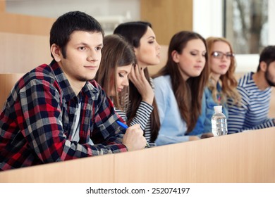 Gruppe von Schülern im Klassenzimmer