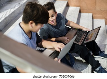 Gruppe von Studenten auf der Treppe mit Laptop