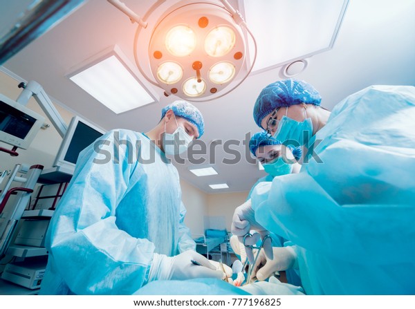 手術室の外科医のグループです 背景 の写真素材 今すぐ編集
