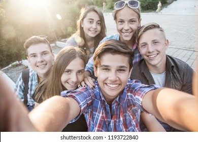 Jugendgruppe im Park do Selfie