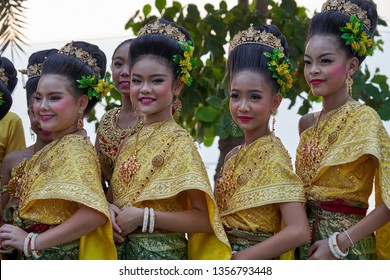 Group Thai Girls Ladyboy National Costumes Stock Photo 1356793448 ...