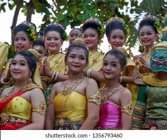 Group Thai Girls Ladyboy National Costumes Stock Photo 1356793460 ...