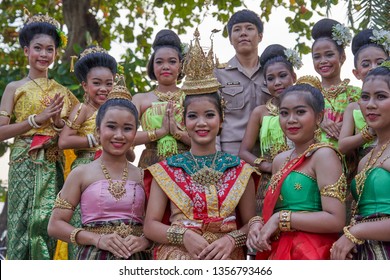 Group Thai Girls Ladyboy National Costumes Stock Photo 1356793466 ...