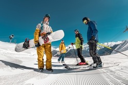 Grupo De Turistas Esquiadores Y Snowboard En La Estación De Esquí. Concepto De Deportes De Invierno
