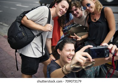 Gruppe von Touristen, die sich zusammennehmen
