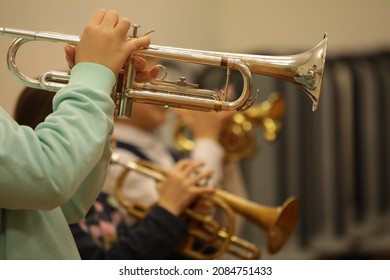 Grupo de trompetistas muchachos y muchachas en una banda de jazz escolar tocando trompeta juntos imagen de fondo de la creatividad de los niños