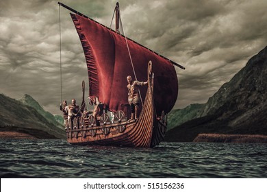 Группа викингов плавает по морю на Драккаре с горами на заднем плане.