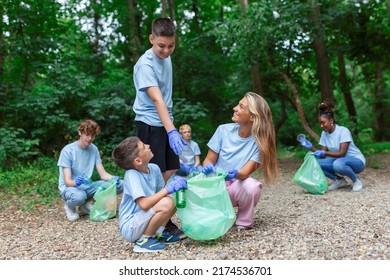 Group Volunteers Cleaning Forest Waste Community Stock Photo 2174536701 ...