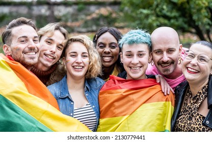 Gruppe junger Aktivist für Rechte mit Regenbogenflagge, verschiedene Menschen aus der schwulen und lesbischen Gemeinschaft