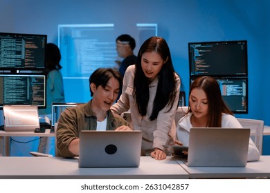 Grupo de jovens Asiáticos Desenvolvedores de Software Conversa, Discutir um Projeto Tecnológico prompt aplicativo programa nômada AI.Ux e Ui Developer Designer brainstorming algoritmos na tela do computador no escritório.