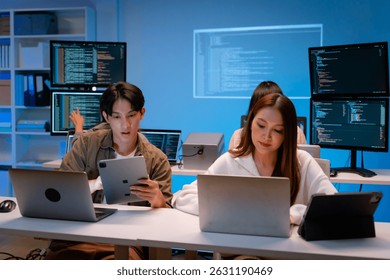 Grupo de jovens asiáticos desenvolvedores de software ou programador Conversa, Discutir um projeto tecnológico prompt aplicativo programa nômada AI.Ux e Ui desenvolvedor Designer brainstorming algoritmos no computador no escritório