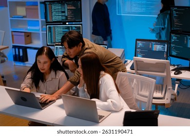 Grupo de jovens asiáticos desenvolvedores de software ou programador Conversa, Discutir um projeto tecnológico prompt aplicativo programa nômada AI.Ux e Ui desenvolvedor Designer brainstorming algoritmos no computador no escritório