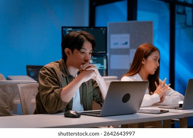 Grupo de jovens Asiáticos Desenvolvedores de Software Conversa, Discutir um Projeto Tecnológico prompt aplicativo programa nômada AI.Ux e Ui Developer Designer brainstorming algoritmos na tela do computador no escritório.