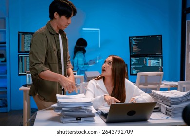 Grupo de jovens Asiáticos Desenvolvedores de Software Conversa, Discutir um Projeto Tecnológico prompt aplicativo programa nômada AI.Ux e Ui Developer Designer brainstorming algoritmos na tela do computador no escritório.