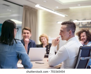 Gruppe junger Geschäftsleute diskutieren Geschäftsplan in einem modernen Unternehmensgründungsbüro