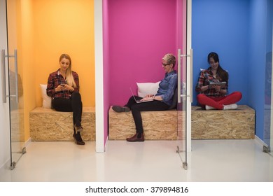Gruppe junger Geschäftsleute, die sich im modernen Startbüro im kreativen Raum amüsieren, entspannen und arbeiten