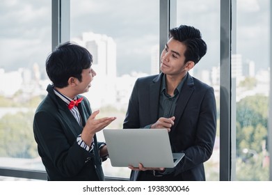 スーツ 男 座る の画像 写真素材 ベクター画像 Shutterstock