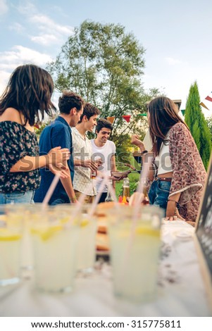 Gruppe von Freunden, die Spaß an einem Sommergrill haben.