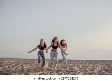 Group Young Girls Have Fun Beach Stock Photo 2177134275 | Shutterstock