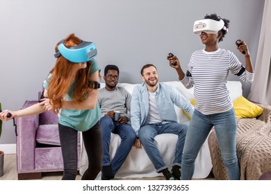 Group Of Young Multicultural Diverse Friends Using Virtual Reality Headsets Having Fun At College Campus. African Girl And Caucasian Red-haired Woman In VR Glasses Making Virtual Tour In Shopping Mall