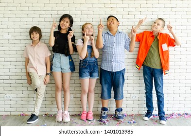 Groups of elementary school children standing in the classroom. - Shutterstock ID 1401013985