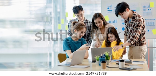 Groups of people gathered in the conference
room, they were having a brainstorming meeting and planning
meetings to manage the company's growth and profit. Management
concept from the new
generation.