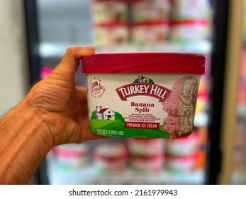 Grovetown, Ga USA - 05 26 22: Retail Store Turkey Hill Ice Cream Hand Holding Banana Split