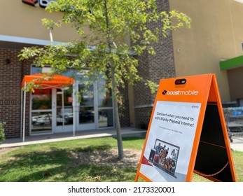 Grovetown, Ga USA - 06 10 22: Retail Store Dunkin Donuts Restaurant Hiring Sign