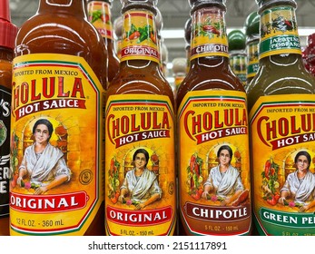 Grovetown, Ga USA - 12 15 21: Cholula Hot Sauce On A Retail Store Shelf