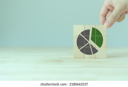 Growing Green Business Market Concept. Increase Market Share, Growth Of Business Profit. Market Penetration And Expansion Strategies. Wooden Cubes Showing A Market Share Percentage Using A Pie Chart. 