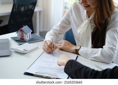 Guarantee, mortgage, agreement, contract, sign, the customer is signing the contract document as evidence to the real estate agent or bank officer according to the agreement according to the document - Shutterstock ID 2165253665