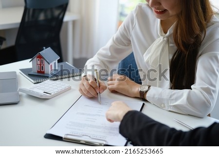 Guarantee, mortgage, agreement, contract, sign, the customer is signing the contract document as evidence to the real estate agent or bank officer according to the agreement according to the document