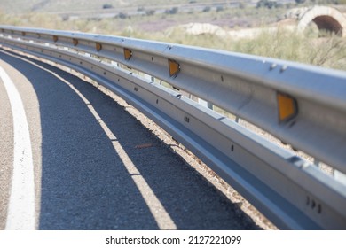 Die Guardrails-Stöcke deckten den Absturzabsorber-Strahl ab. Schulteransicht. Sicherheitskonzept für Kraftfahrzeuge