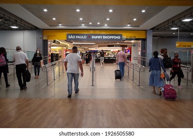 Guarulhos, São Paulo, Brazil - December 12 2020: People Wearing Mask Due To The New Coronavirus Covid-19 Pandemic At The Terminal Of São Paulo Guarulhos International Airport.