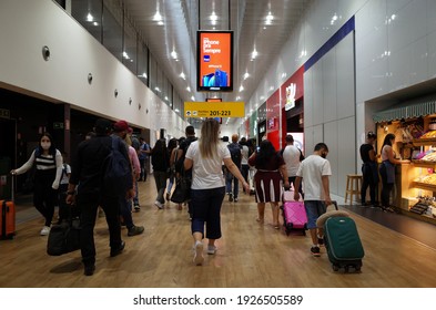 Guarulhos, São Paulo, Brazil - January 11 2021: People Wearing Mask Due To The New Coronavirus Covid-19 Pandemic At The Terminal Of São Paulo Guarulhos International Airport.