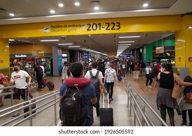 Guarulhos, São Paulo, Brazil - January 11 2021: People Wearing Mask Due To The New Coronavirus Covid-19 Pandemic At The Terminal Of São Paulo Guarulhos International Airport.