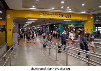 Guarulhos, São Paulo, Brazil - January 11 2021: People Wearing Mask Due To The New Coronavirus Covid-19 Pandemic At The Terminal Of São Paulo Guarulhos International Airport.