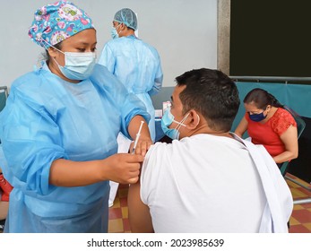 Guatemala City, Guatemala, August 12, 2021 Vaccination Process Against COVID 19 In Guatemala City, Central America, The Latin Population, Doctors And Patients Applying Preventive Vaccines. Editorial 