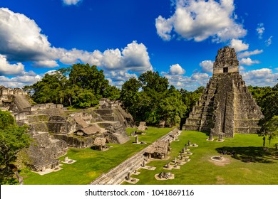 Guatemala. Parque Nacional de Tikal, declarado Patrimonio de la Humanidad por la UNESCO desde 1979). La Gran Plaza con la Acrópolis Norte y el Templo I (Gran Templo Jaguar)