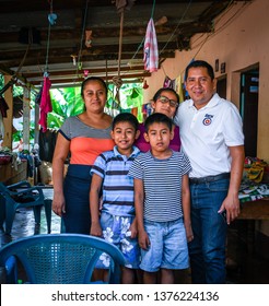 Guazacapan Guatemala 04-5-2019 Latin Family Photo Children Mother Father In Guatemala