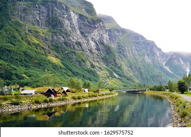 Have You Ever Seen A Turf House These Icelandic Grass Topped Houses Belong To A Tradition That Was Introduced By The Viking Turf House Hobbit House Iceland